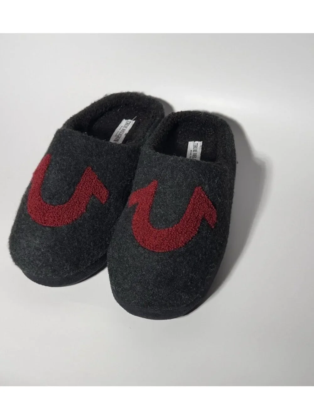 True Religion Men’s Gray Red Logo Faux Wool Clog Slippers Size M 9-10